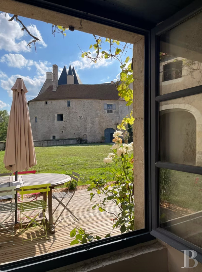 En Bourgogne, dans la Nièvre, un château d’origine médiévale dressé sur un promontoire au-dessus de l’Allier - photo  n°33